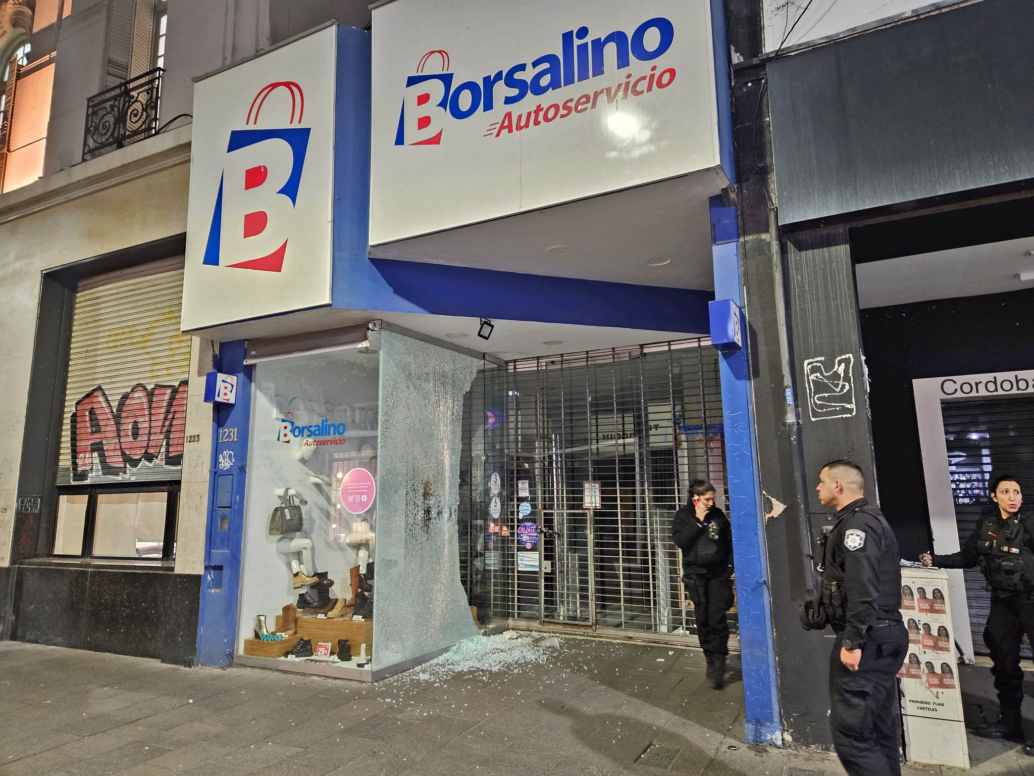 Carteristas peatonales rompieron la vidriera de Borsalino en