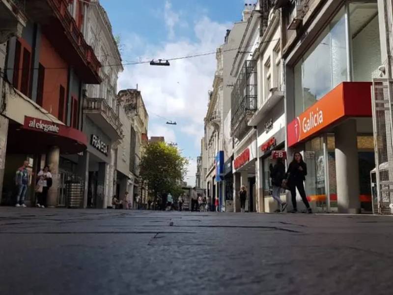 Persianas bajas en el centro: la vacancia de locales comerciales trepa al 12,5% y la Peatonal Córdoba es la más golpeada