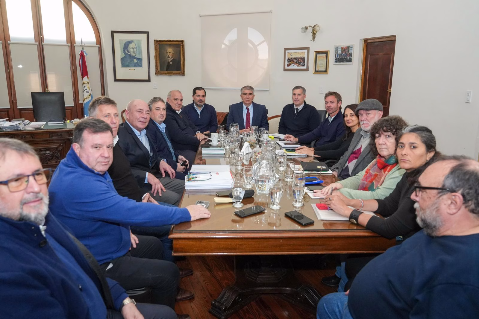 Provincia ofreció a los estatales santafesinos un aumento semestral del 7 %