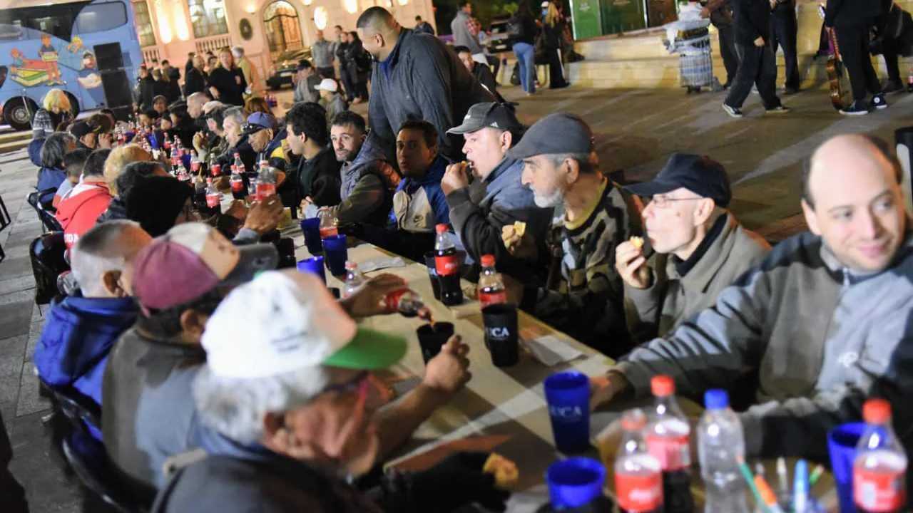 La solidaridad contra la crueldad: personas en situación de calle cenaron junto a la Catedral