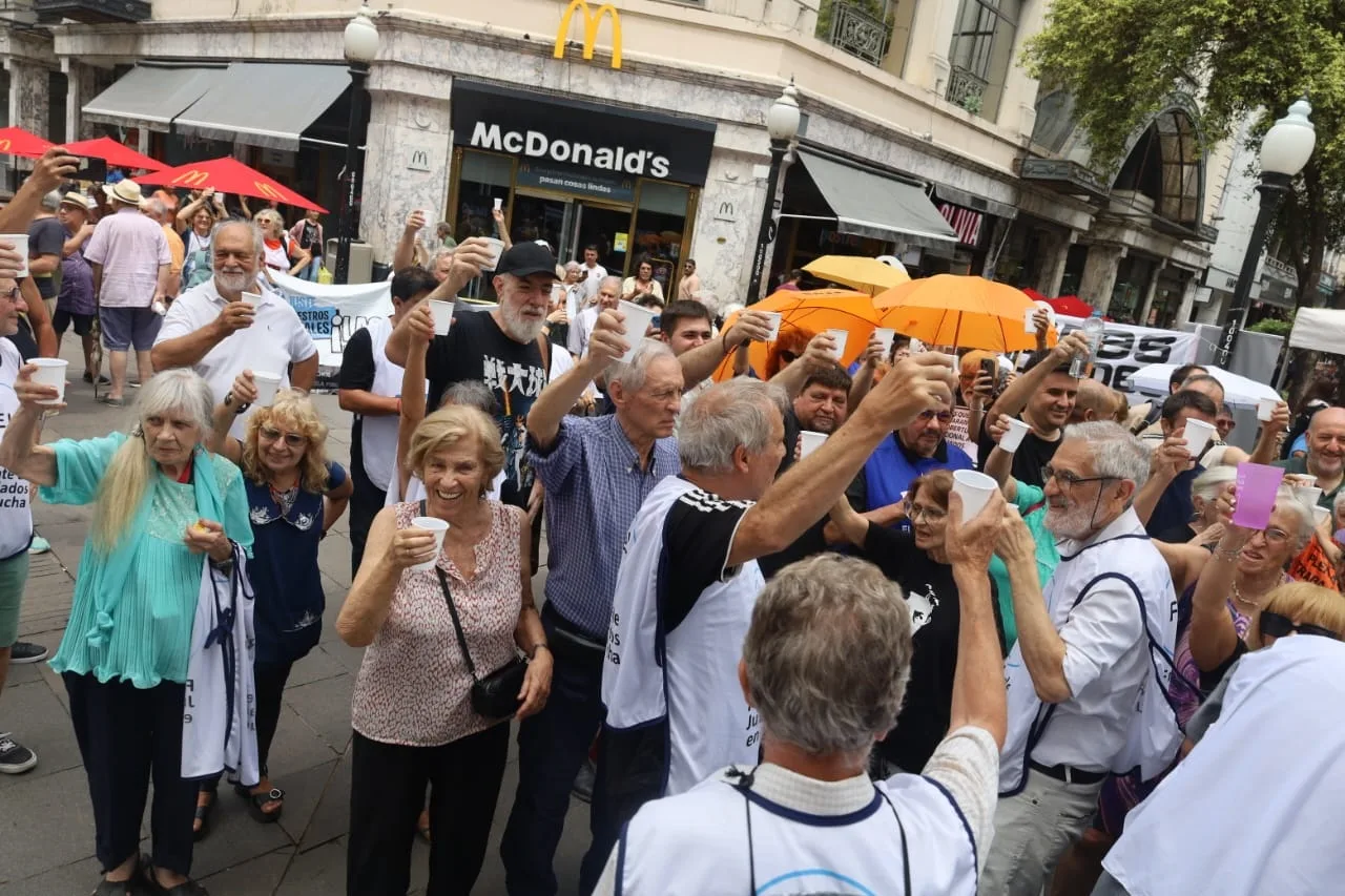 Jubilados hicieron su triste brindis con pan y agua en el cruce de peatonales: "Hay muchos que si comen no pueden pagar los medicamentos"
