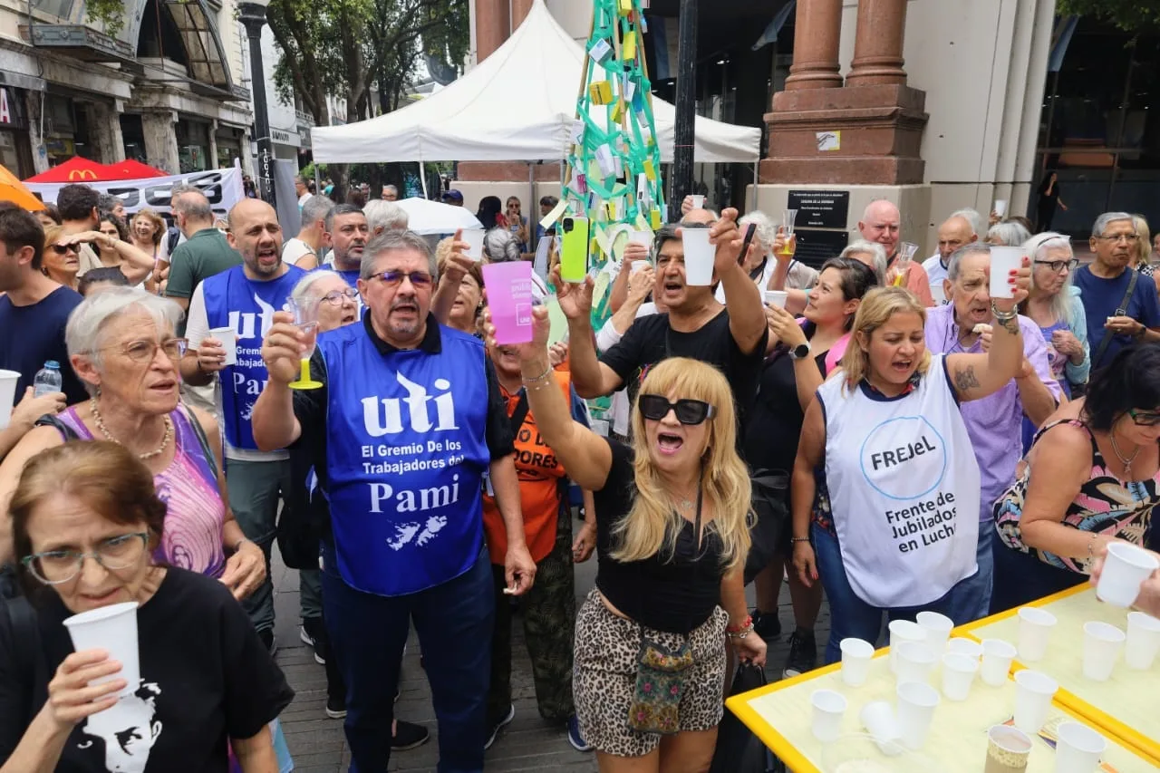 Jubilados hicieron su triste brindis con pan y agua en el cruce de peatonales: "Hay muchos que si comen no pueden pagar los medicamentos"