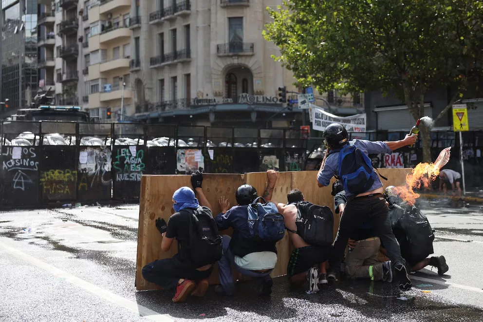 El gobierno acusa de "terrorismo" a los detenidos pero la ministra Monteoliva dijo que no podían apresar a los que arrojaron molotov