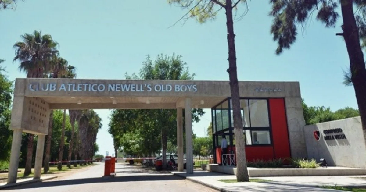 Ataque y amenazas en el predio de Newell's: lanzaron una molotov contra el auto de un jugador