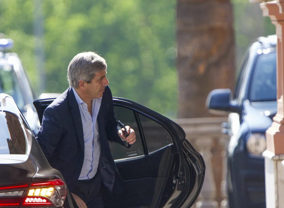 El “traje barato” de Luis Caputo: la ropa del ministro cuesta el doble que la de la misma marca en Argentina
