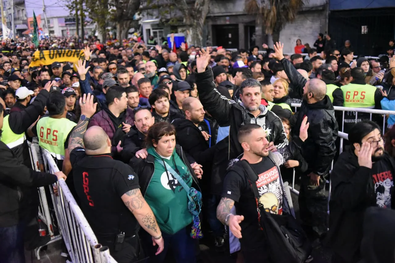 Un millón de personas despide al Indio Solari y la última misa ricotera podría extenderse un día más: el velorio seguirá abierto "hasta que entren todos"