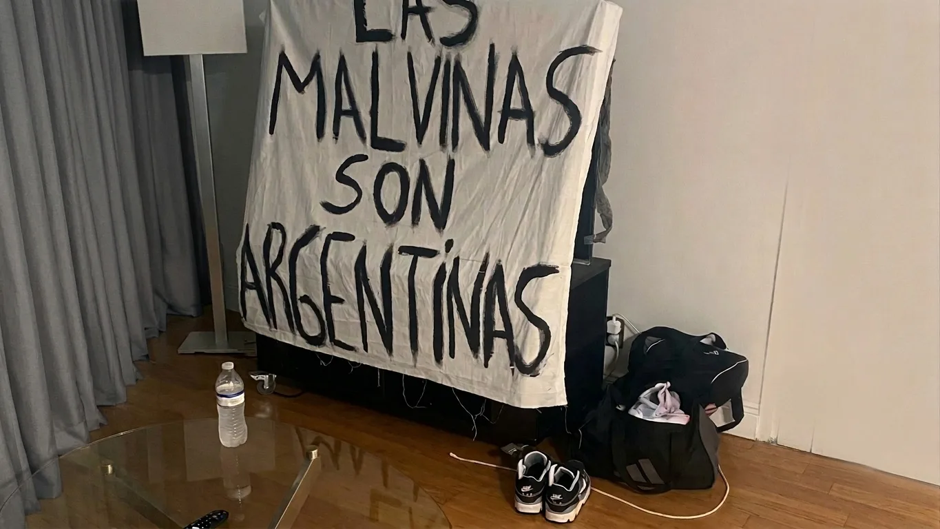 La historia de la bandera de Malvinas que terminó en manos de los jugadores argentinos: pintada en una sábana de hotel