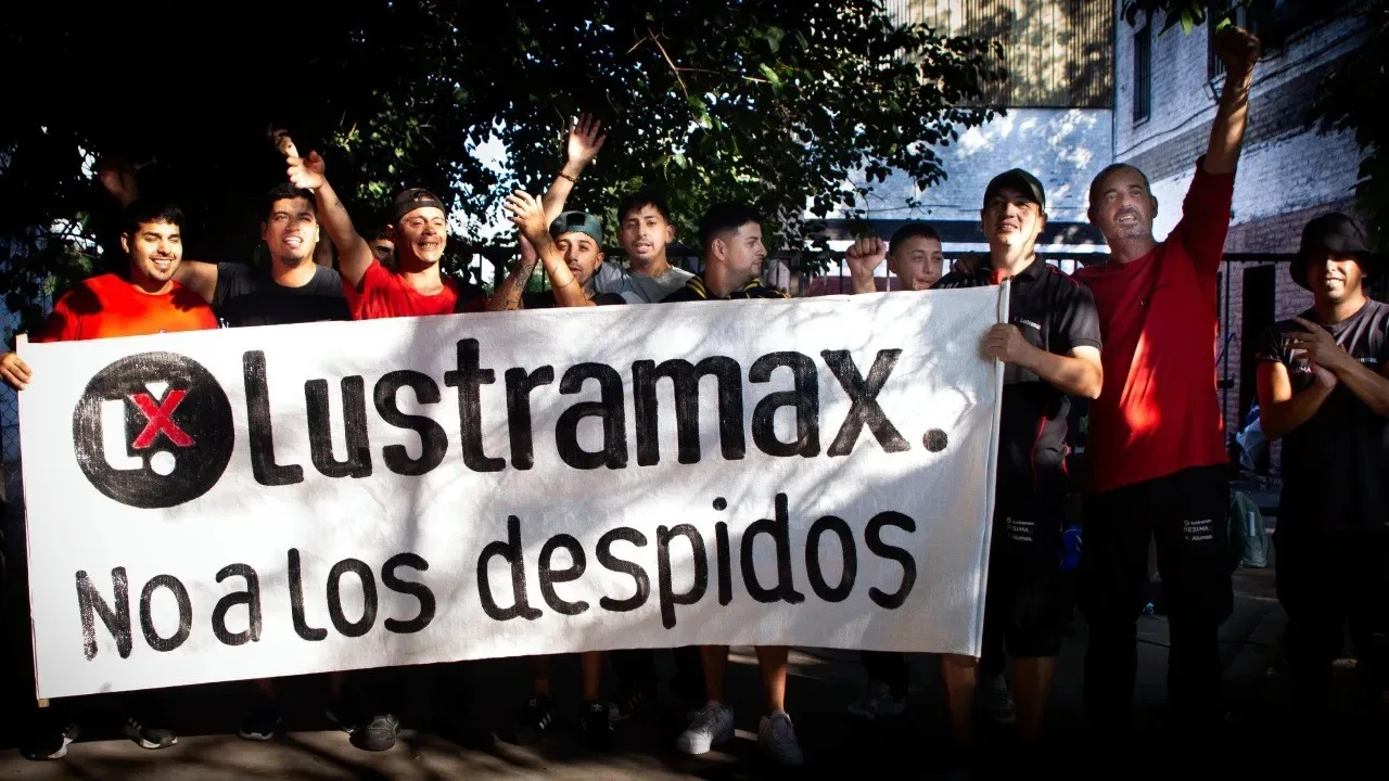 Nuevos despidos en Lustramax: ofrecen la indemnización con papel higiénico y rollos de cocina