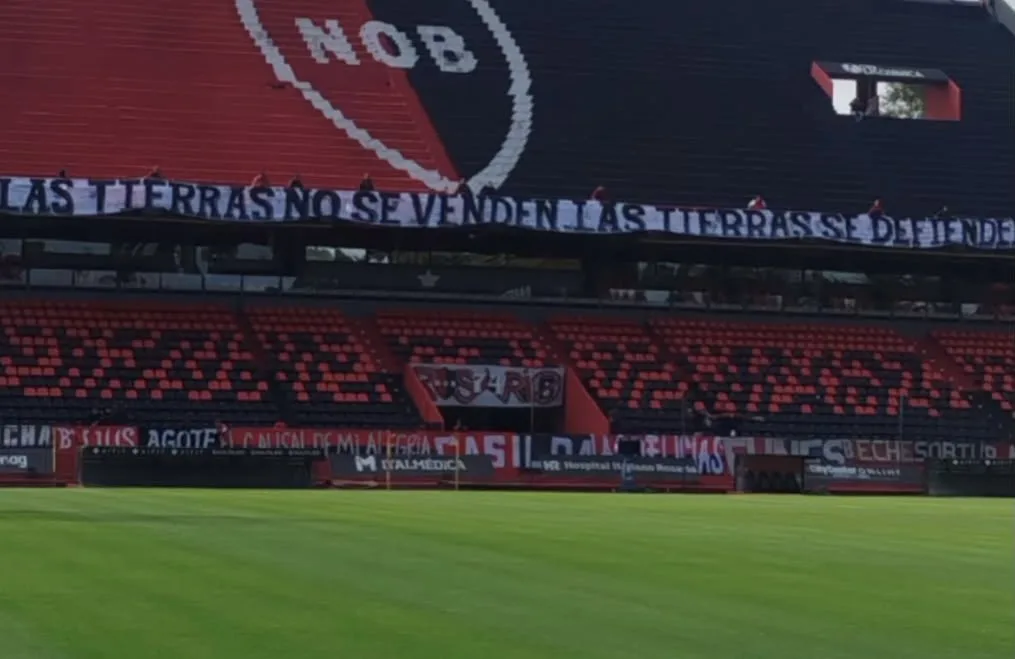 Polémica en el Coloso por el secuestro antes del partido de una bandera contra la Ley de Tierras