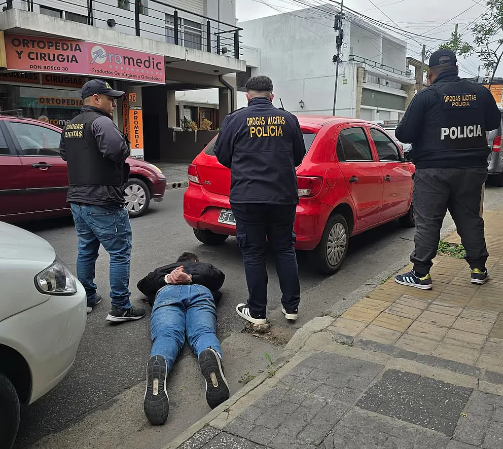 Al piloto lo detuvieron en el centro de San Nicolás.
