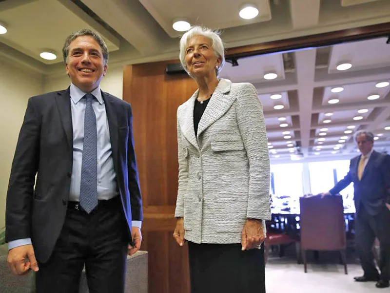 Se prenden luces amarillas en el tablero de comando del FMI
