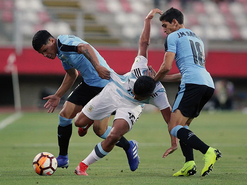 Argentina venció a Uruguay en un duelo clave por el pase al hexagonal final