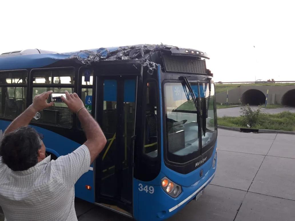No va a andar: se incrustó un ómnibus abajo de la Circunvalación
