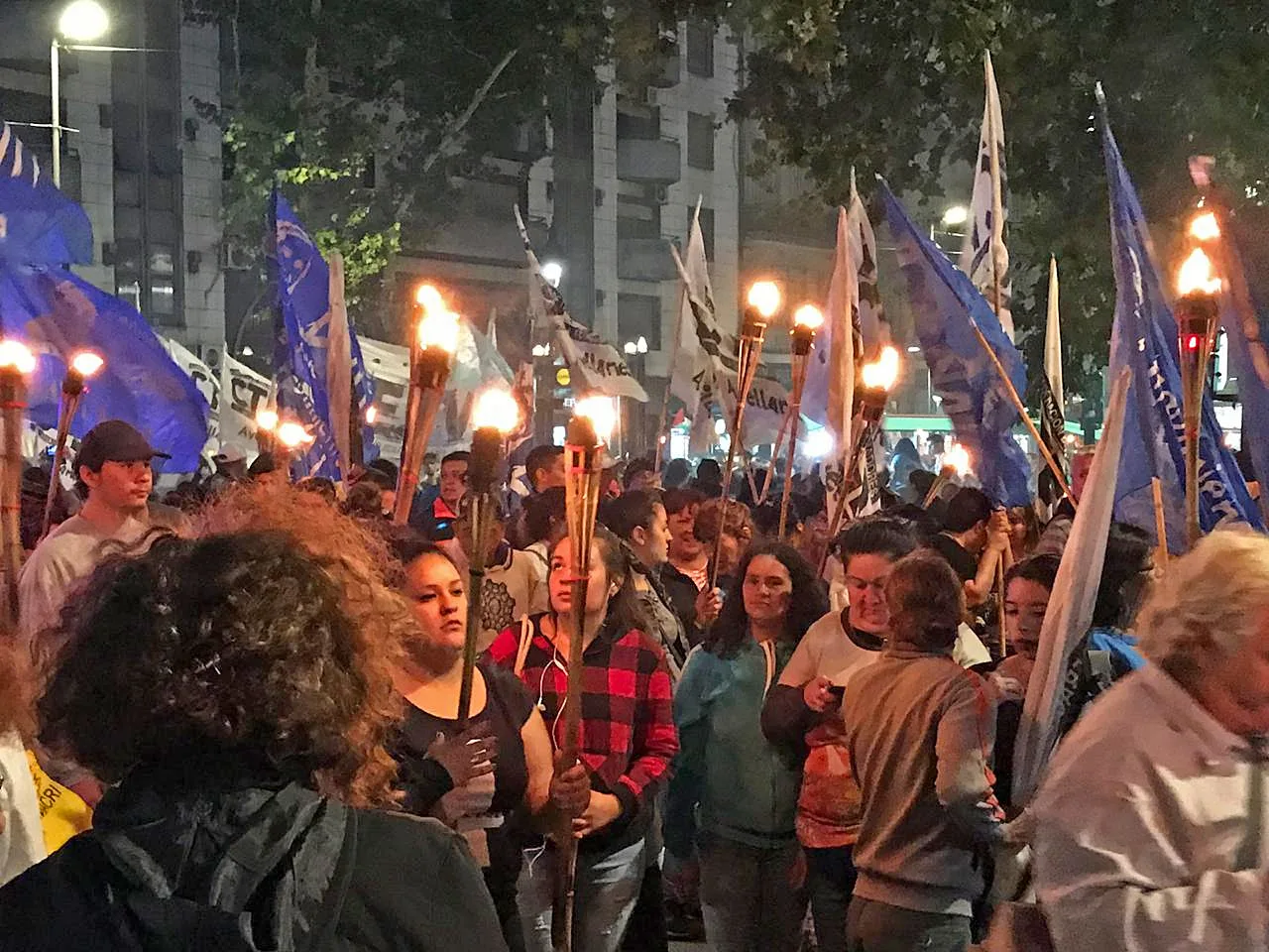 Las antorchas encendieron la bronca por los tarifazos y seguirán en Rosario