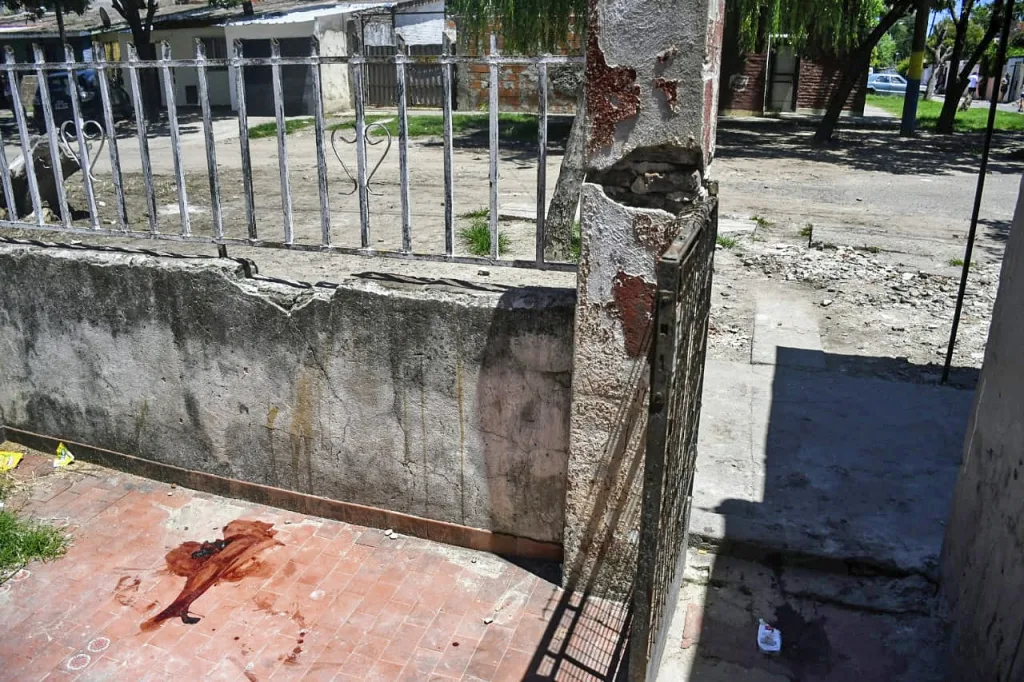 Ataque desde un auto dejó un muerto y tres heridos en la madrugada del sábado