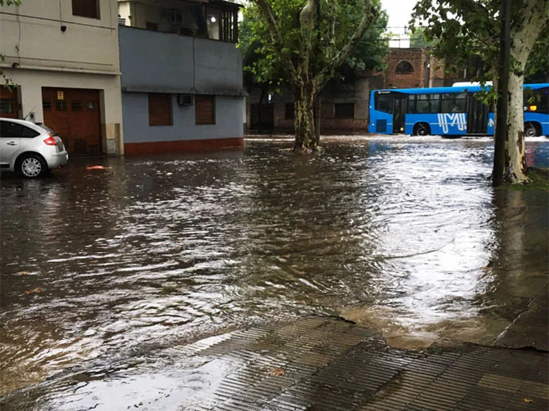 Otra fuerte lluvia volvió a complicar a la ciudad: seguirá el mal tiempo