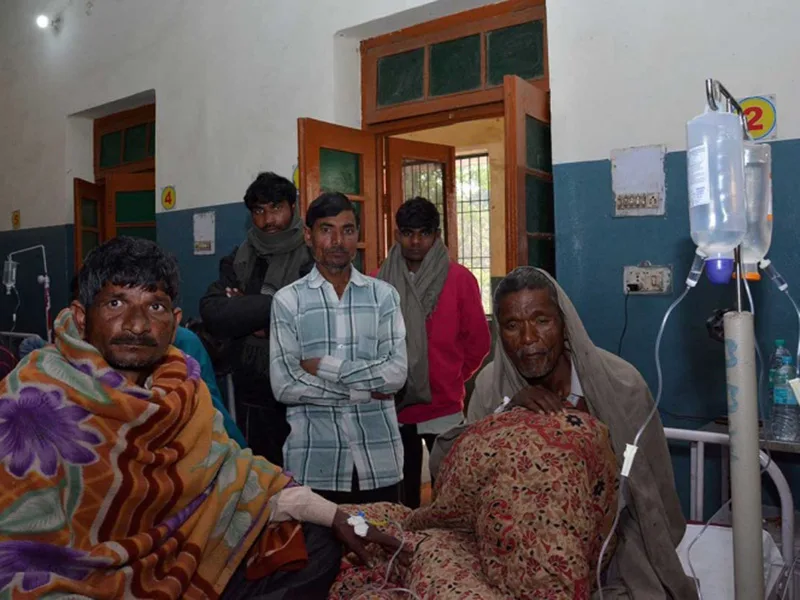 India: más de 100 personas murieron intoxicadas por consumir licores adulterados