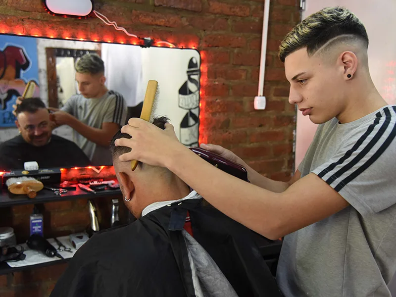 Nueva Oportunidad: se capacitó y abrió su propia barbería en barrio Alvear