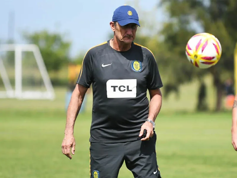 Parot no entrenó por una molestia muscular: es duda en el equipo de Bauza