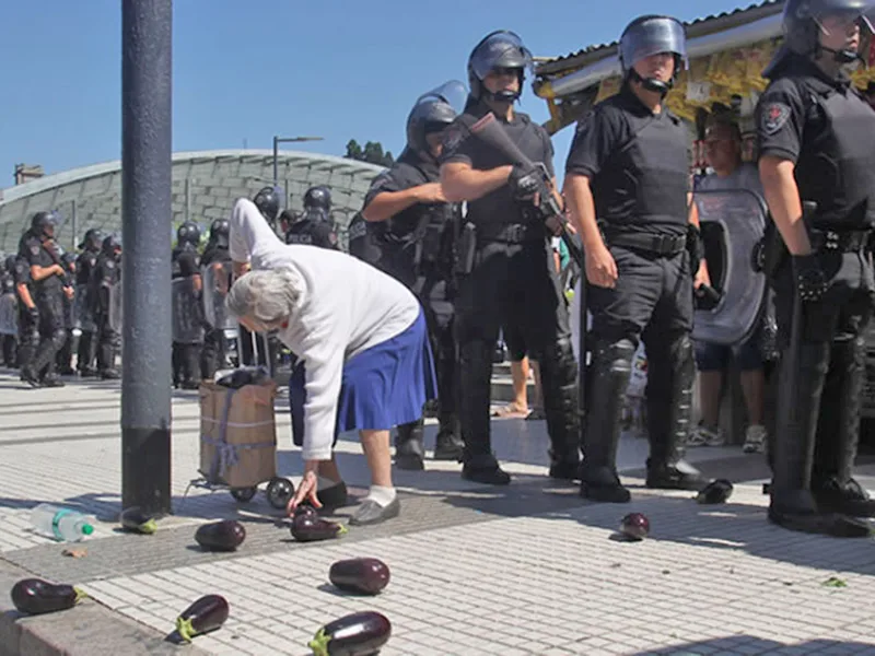 Productores buscan a la abuela de la foto para donarle verduras