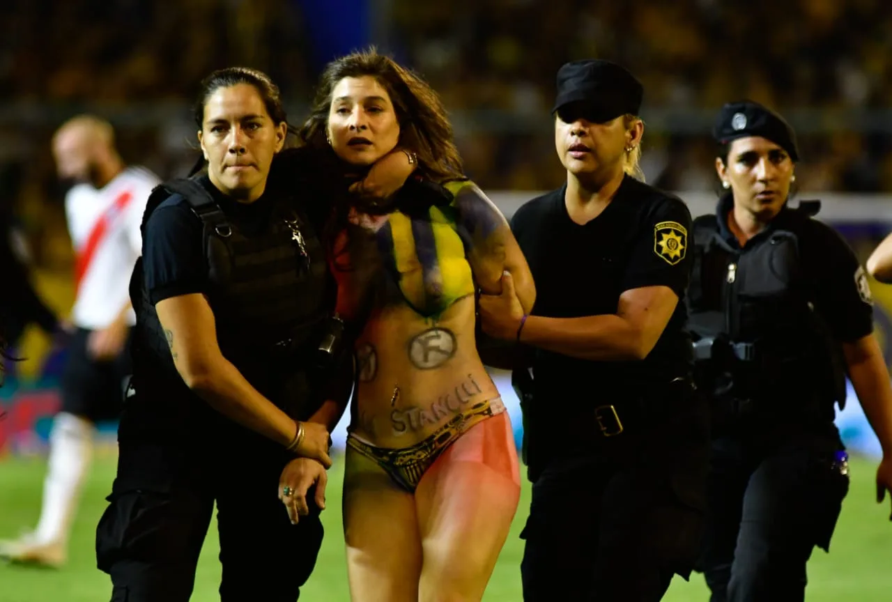 Una mujer entró al Gigante, se desnudó, desairó a policías y mostró un mensaje