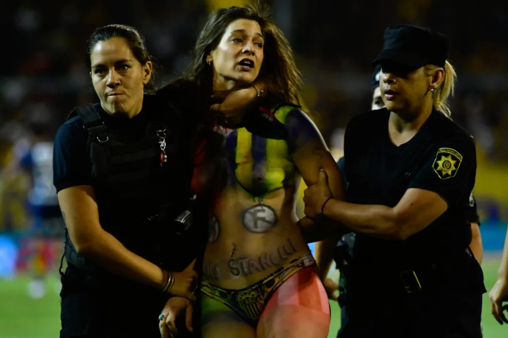 Entró a la cancha en Central-River y fue sancionada: 1 año con ingreso prohibido