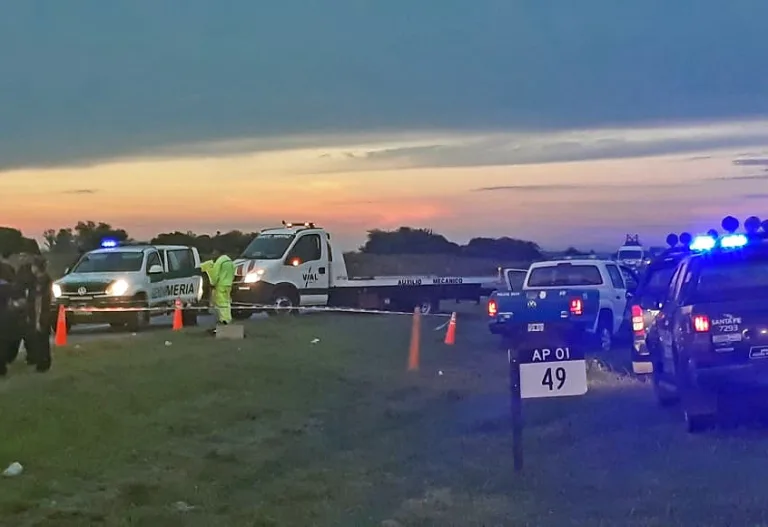 Robó camioneta, chocó a 6 vehículos y se suicidó con un cuchillo en la autopista