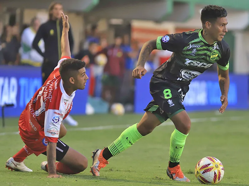 Defensa lo dio vuelta sobre el final y se trepó a la cima de la Superliga