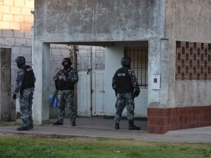 Cae policía federal y un uniformado del Comando sospechados por narcomenudeo