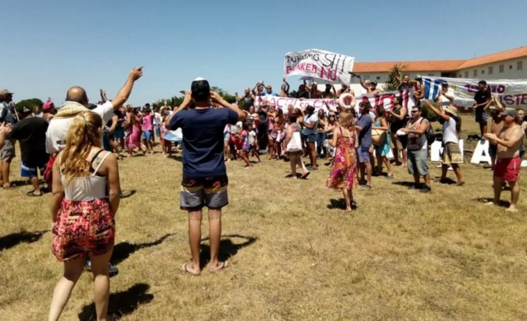 Vecinos escracharon a Macri frente al complejo turístico de Chapadmalal
