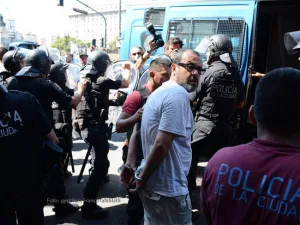 La Policía de la Ciudad reprimió a trabajadores gráficos y detuvo a un fotógrafo