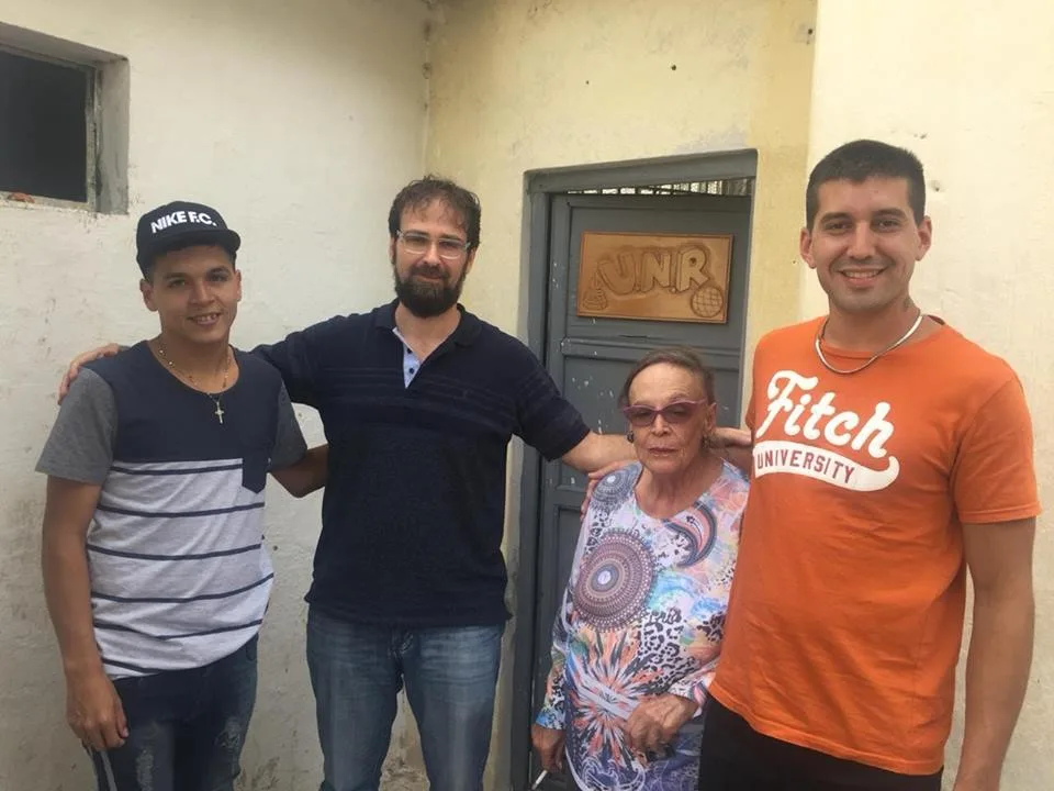 Jóvenes que estudian en la universidad, pero lo hacen detrás de las rejas