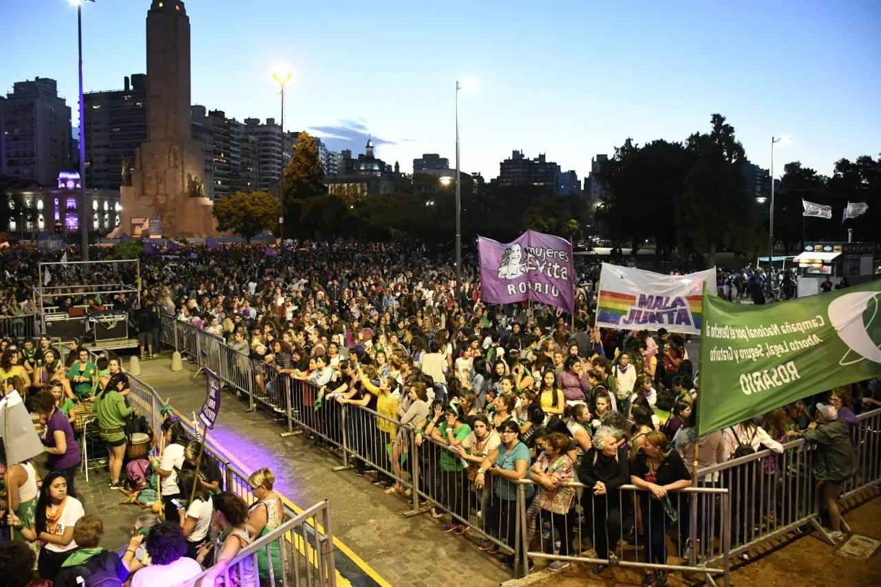 Rosario, concentrada en el Monumento por el Paro Internacional de Mujeres