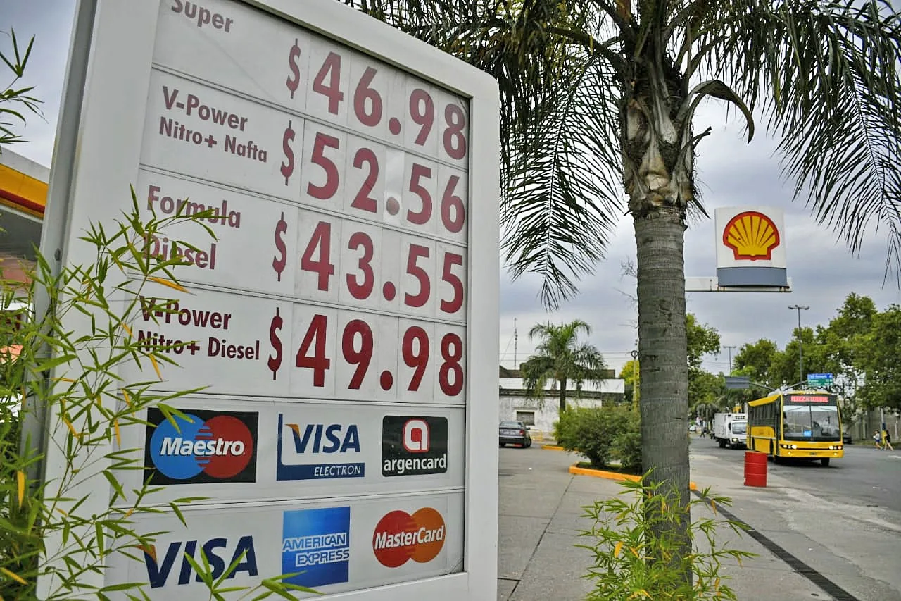 Nafta a la inflación: Shell y Axion suben combustibles un 9,5%; e YPF la mitad