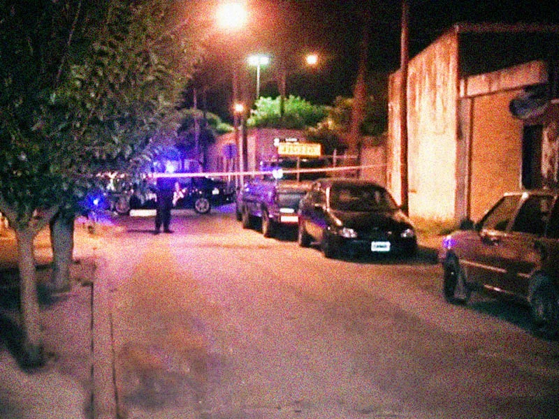 Un hombre murió al quedar en medio de un enfrentamiento en barrio Industrial