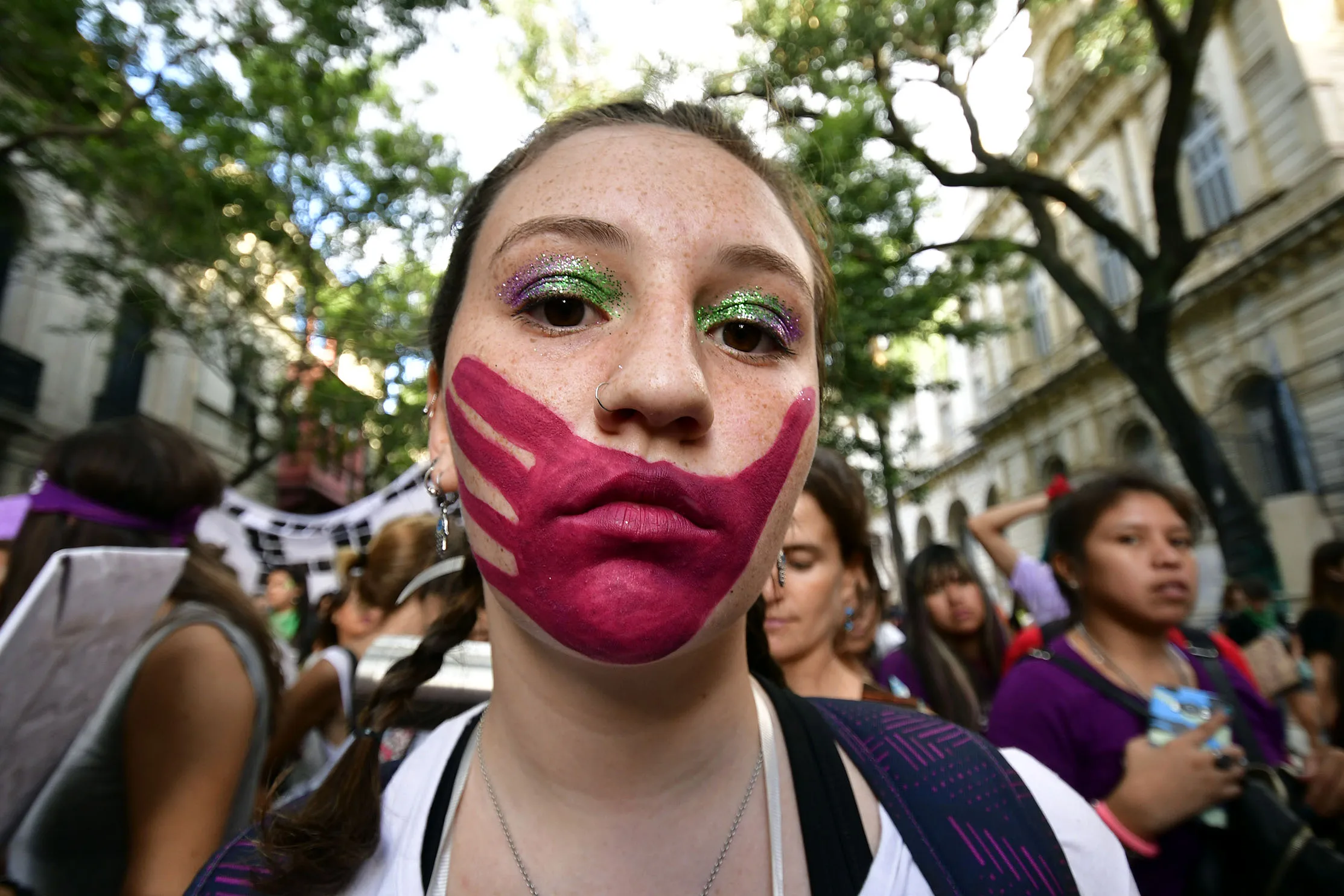 Instantáneas de una marcha multitudinaria que llenó de color la ciudad