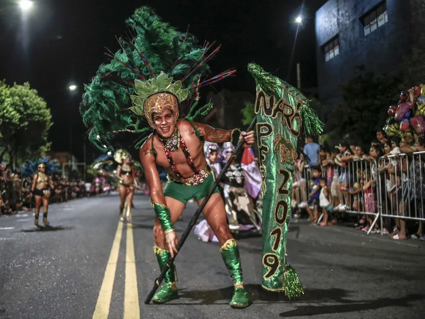 A toda comparsa y música arrancaron los Carnavales de Rosario