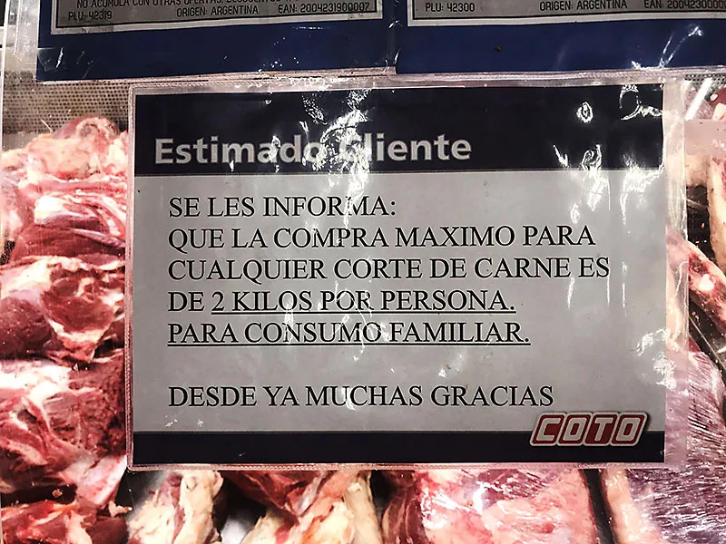Ofrecieron cortes de carne con cepo y revolucionaron el supermercado