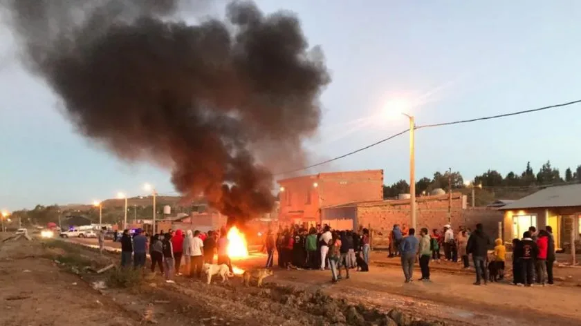Vecinos asesinan a golpes a un hombre al creer que era el padre de un violador