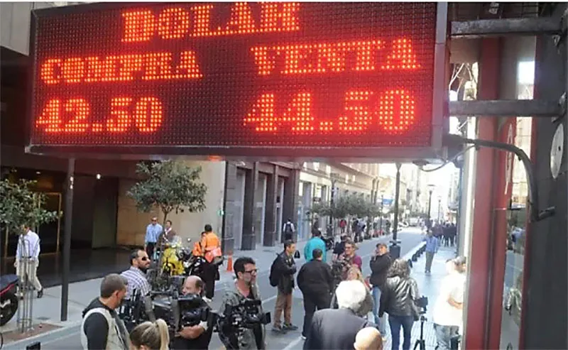 El dólar terminó marzo con suba acumulada de más del 10 por ciento