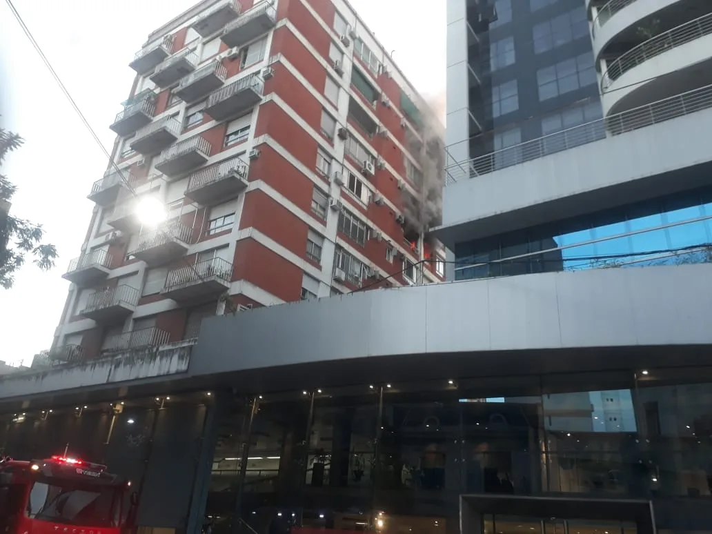 Por una colilla de cigarrillo se incendió un edificio céntrico