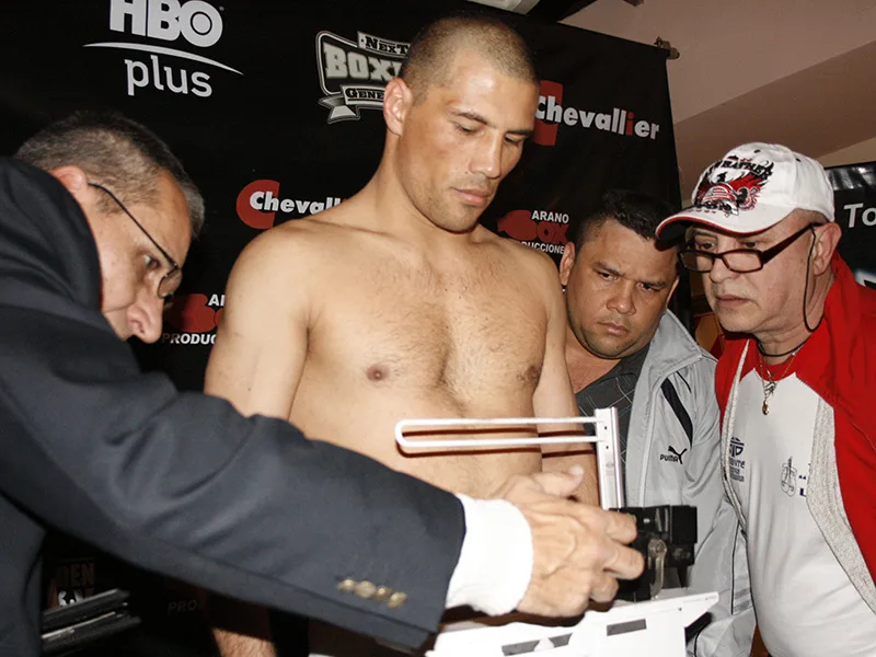 Imputaron al ex boxeador Iron Luján por asalto, robo y el incendio de dos autos