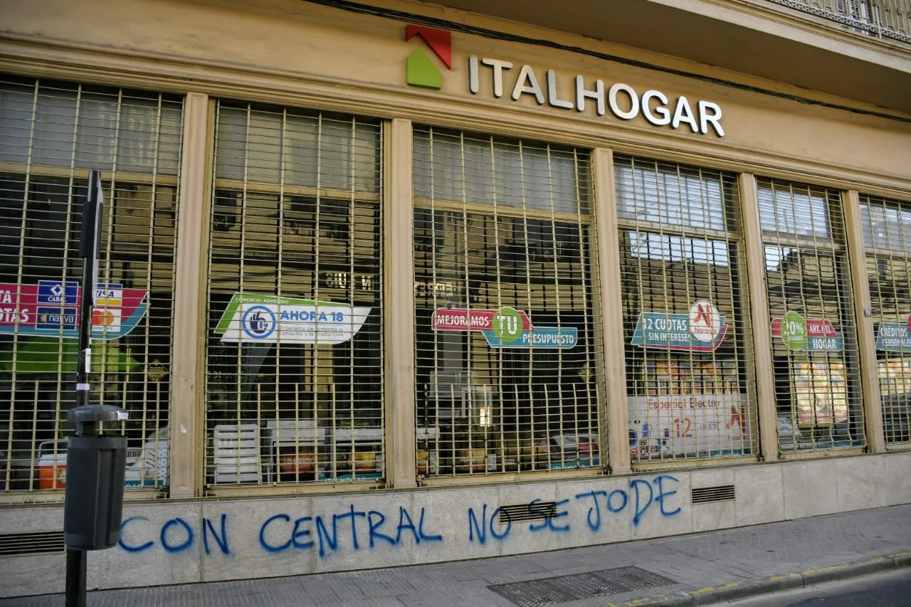 Aparecieron pintadas contra local de Carloni y la sede del sindicato de Lucero