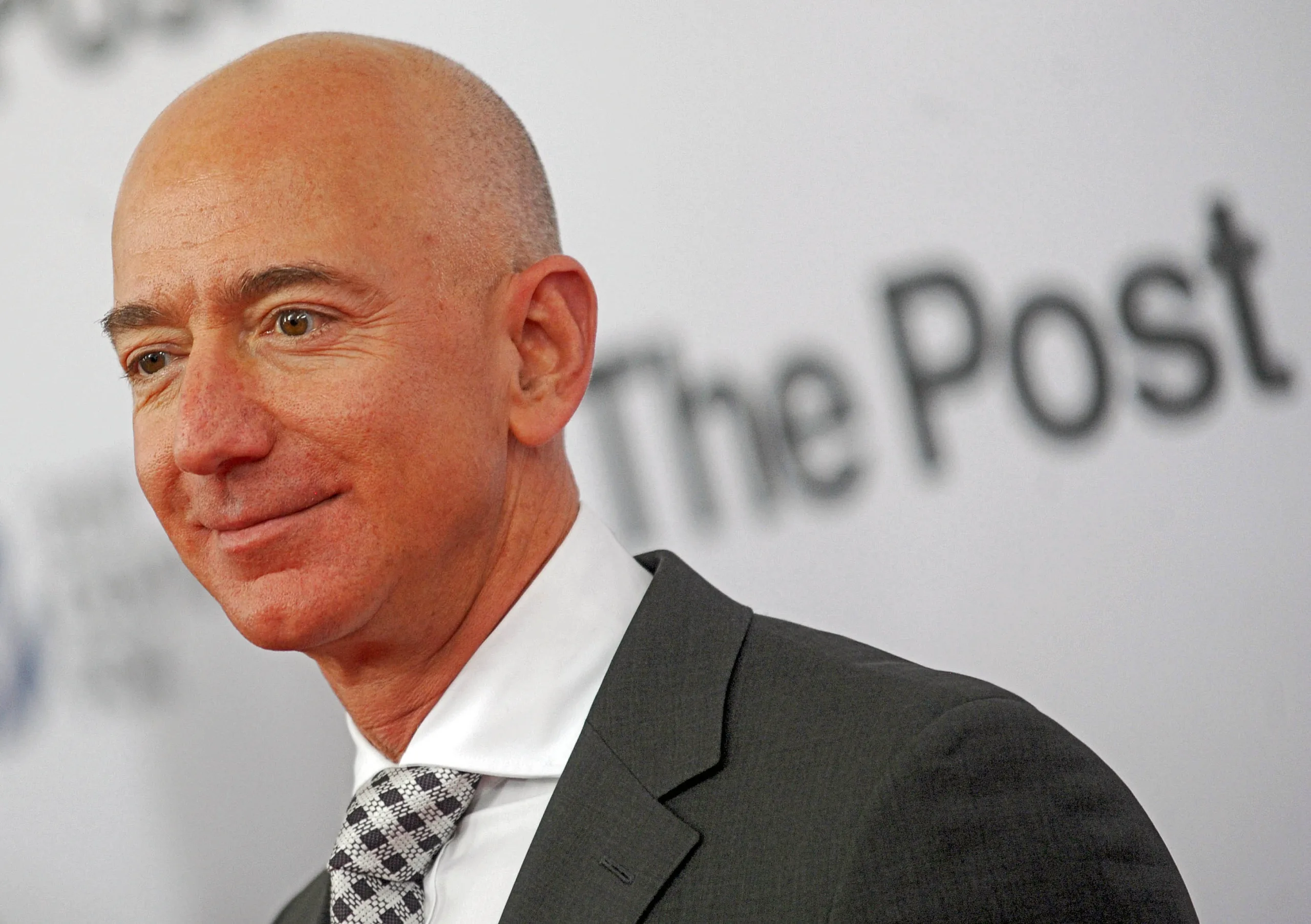 Fortuna online: fundador de Amazon sigue como el más rico, y el de Facebook baja