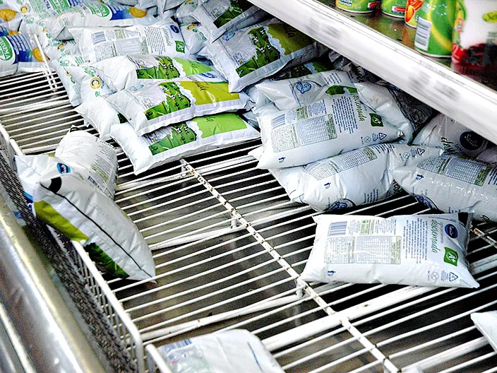 Denuncian faltantes de productos lácteos en las góndolas de los comercios