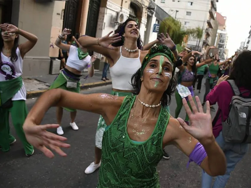 Desde el mediodía el centro de Rosario se tiño de color verde y violeta