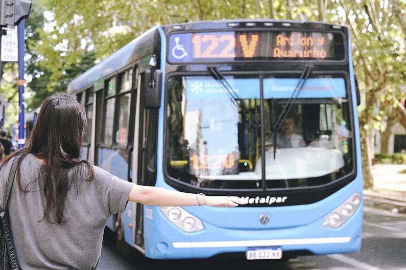 El primer cruce duro de la campaña en Rosario es por el precio del boleto
