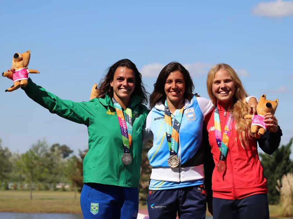 El agua siguen aportando medallas para la Argentina