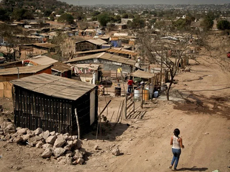 Pobres en California: niños sin útiles y adultos sin un lugar donde dormir