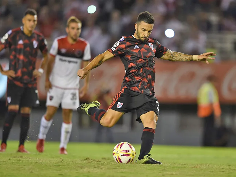 El gol de Scocco generó polémica entre los hinchas leprosos